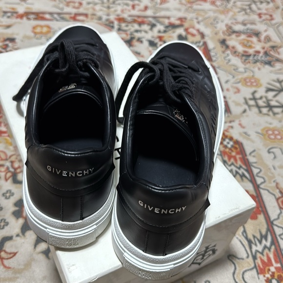 Givenchy - Picture 2 of 7